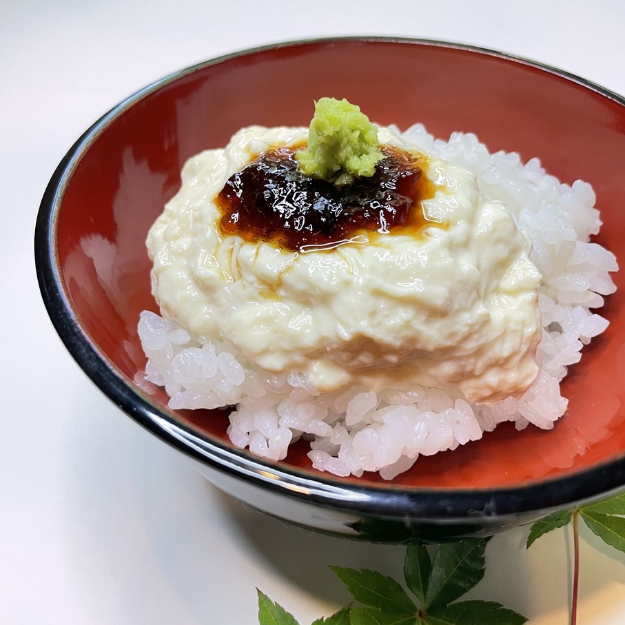 温かい御飯の上に乗せてワサビ醤油で